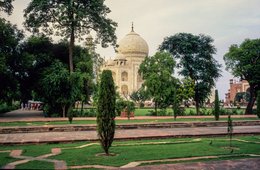 Agra;-Architecture;-Cypress;-Dome;-Garden;-India;-Kaleidos;-Kaleidos-images;-La-parole-à-limage;-Lawn;-Mausoleum;-Mughal;-Mumtaz-Mahal;-Path;-Shah-Jahan;-Stories-Pictures;-Taj-Mahal;-Tarek-Charara;-Trees;-UNESCO;-Uttar-Pradesh;-World-Heritage